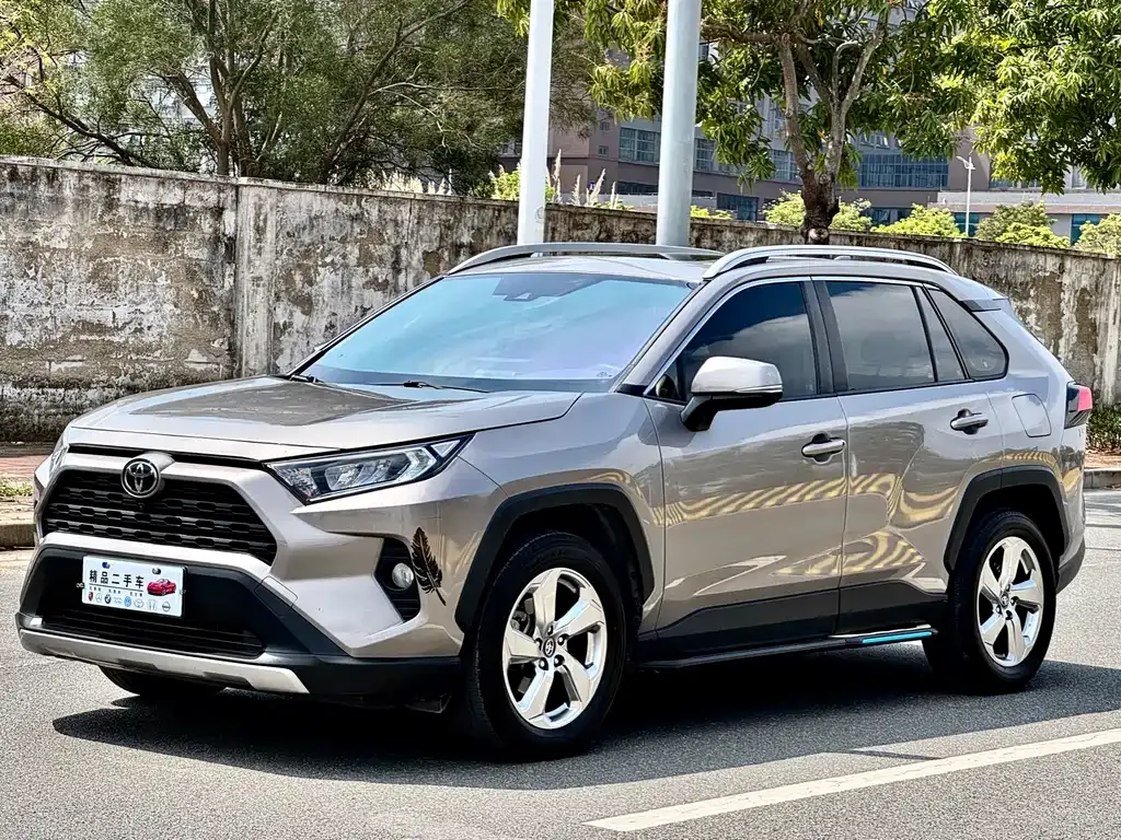Toyota RAV4 — фото 1