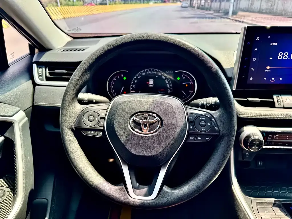 Toyota RAV4 — фото 5