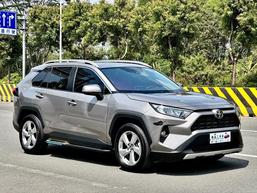 Toyota RAV4 — фото 8