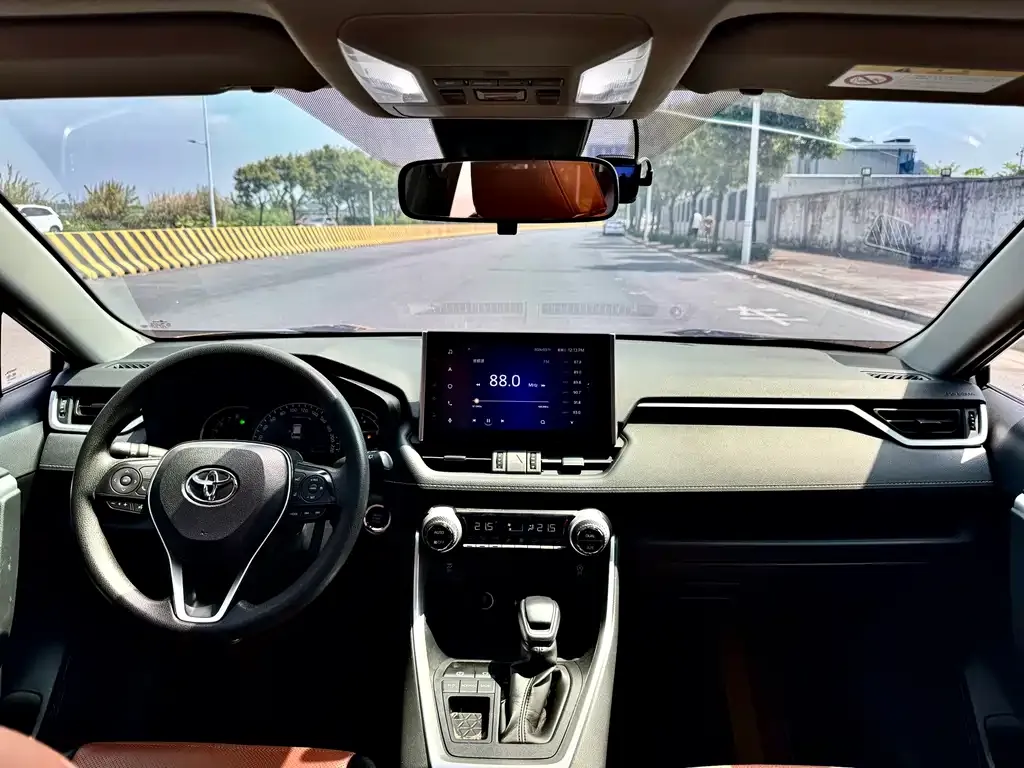 Toyota RAV4 — фото 4