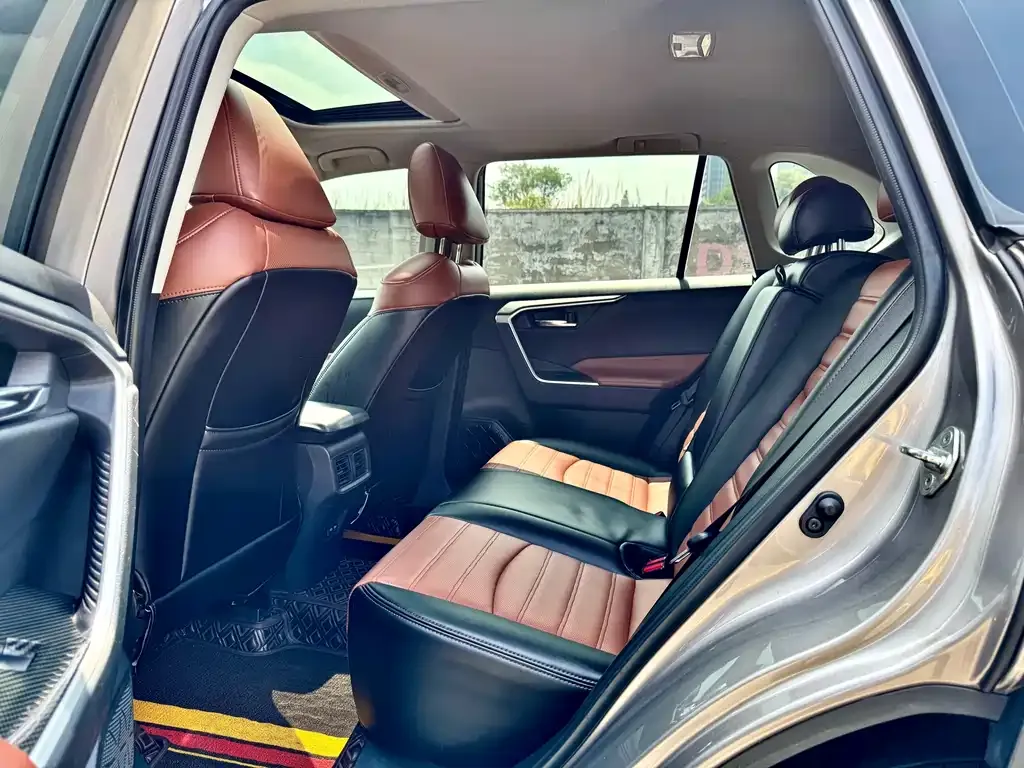 Toyota RAV4 — фото 7