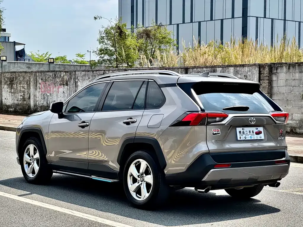 Toyota RAV4 — фото 10
