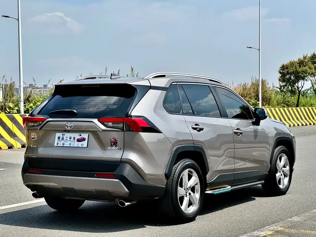 Toyota RAV4 — фото 2