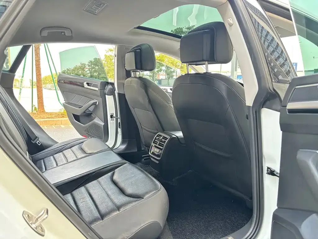 Volkswagen CC 2023 из CN, фото 2
