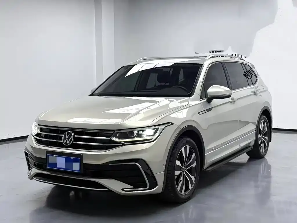 Volkswagen Tiguan L — фото 1
