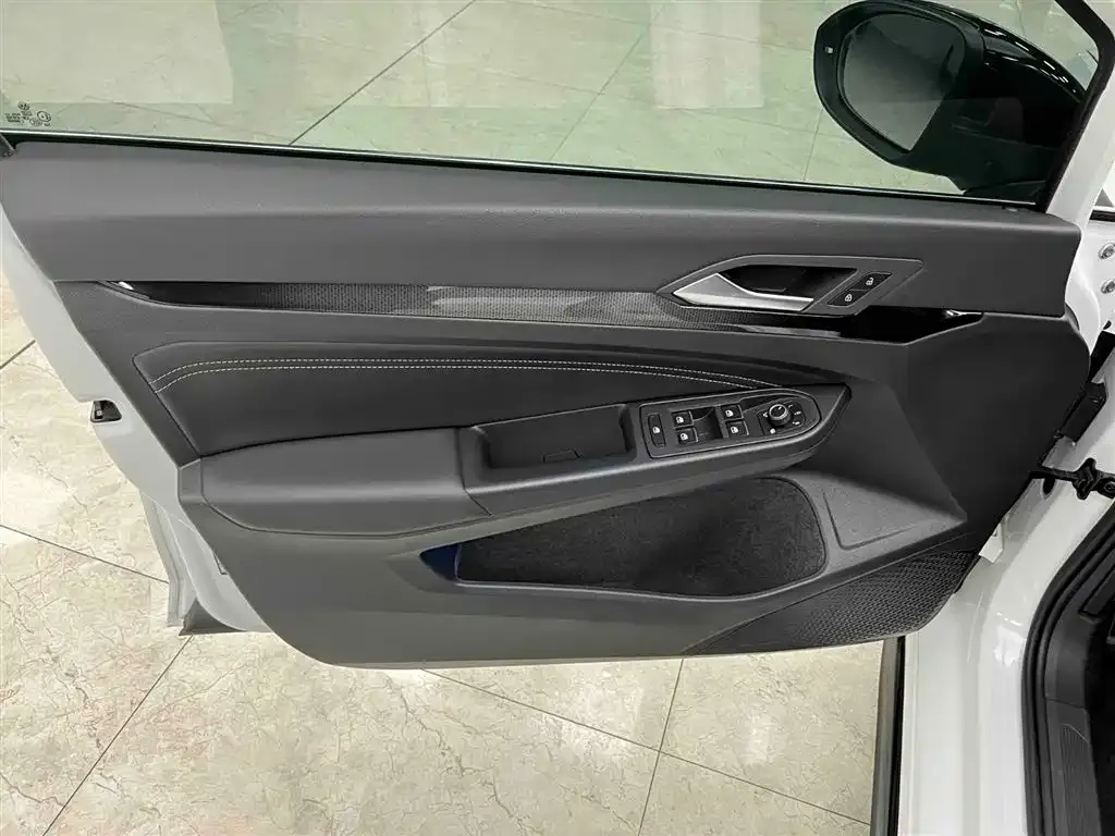 Volkswagen Golf 2023 из CN, фото 10