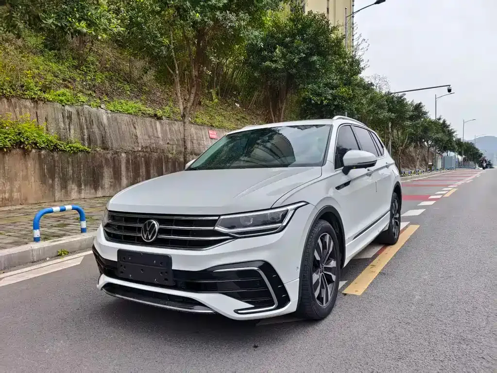 Volkswagen Tiguan L — фото 1