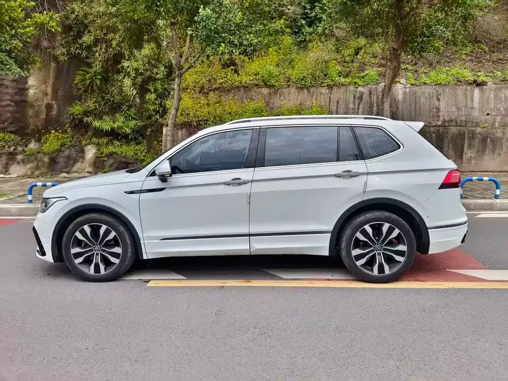 Volkswagen Tiguan L — фото 10