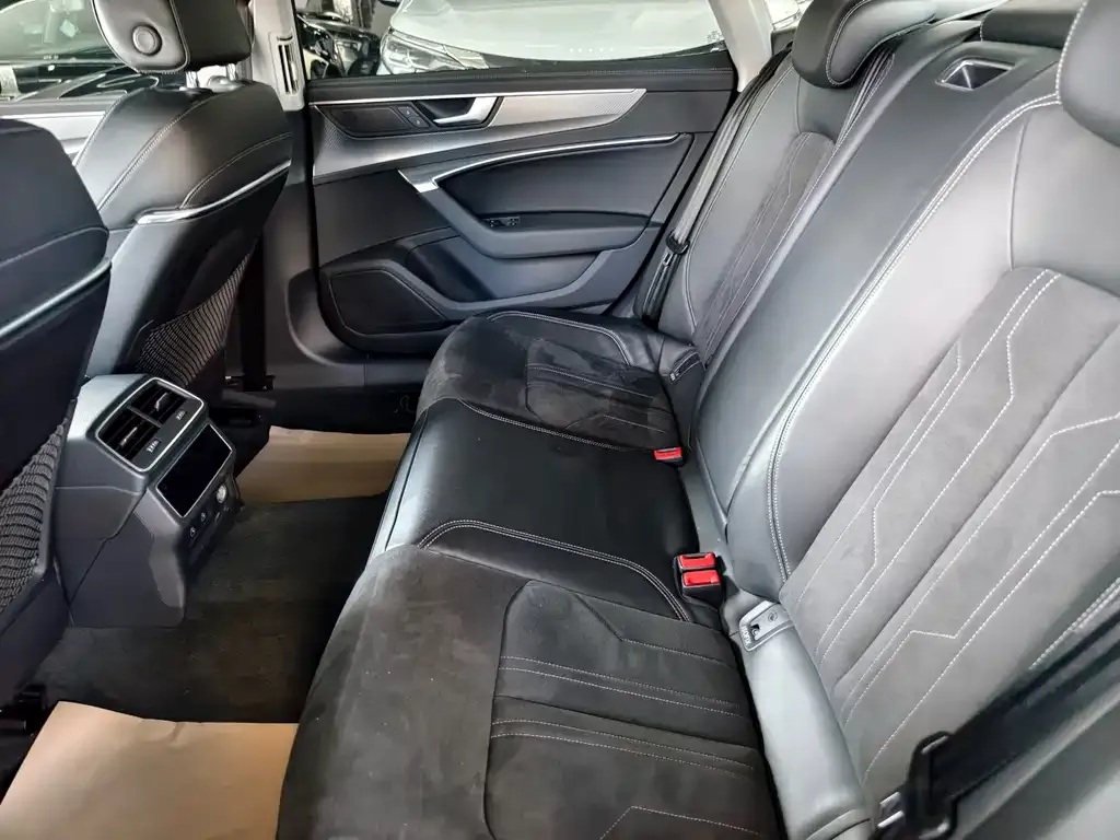 Audi A7L 2023 из CN, фото 3