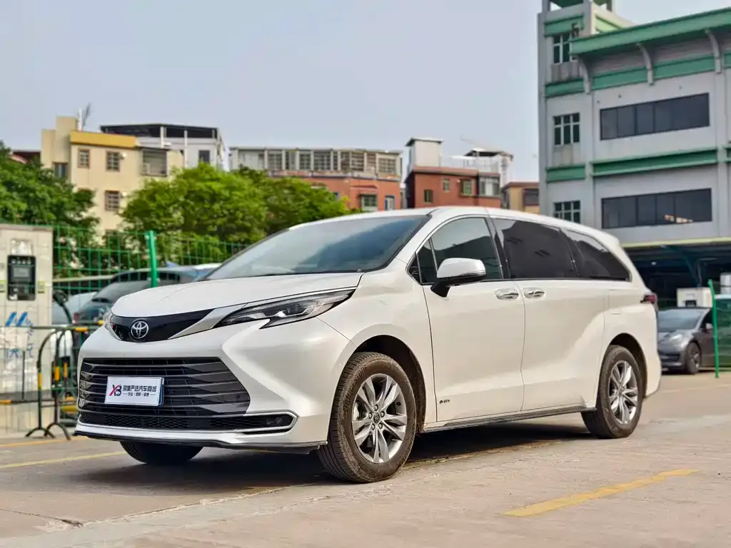 Toyota Sienna — фото 1