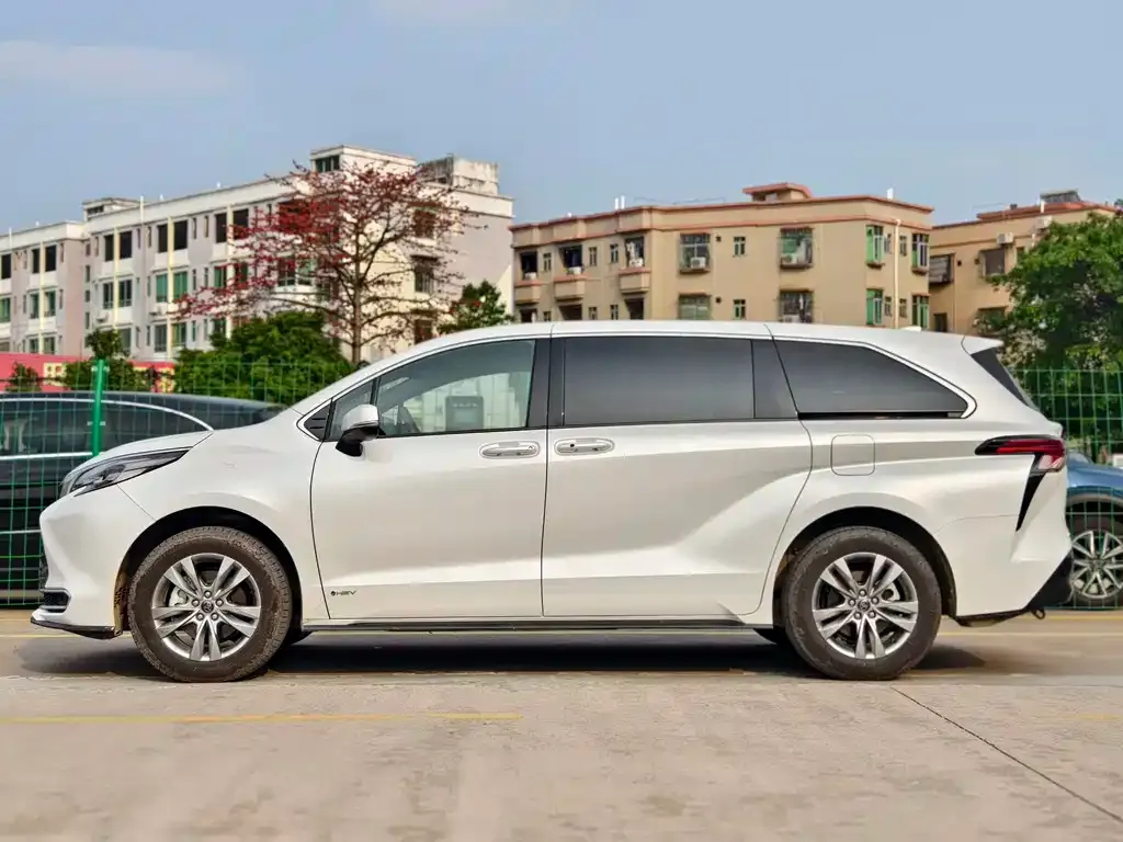 Toyota Sienna — фото 8
