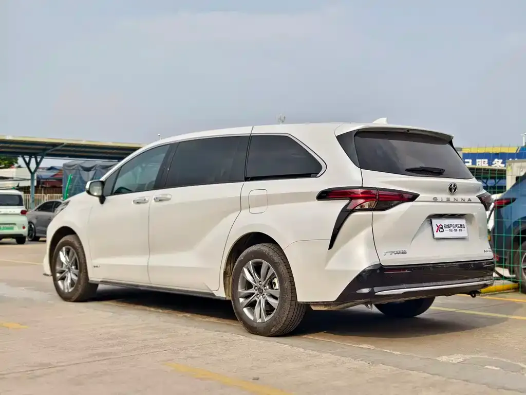 Toyota Sienna — фото 2