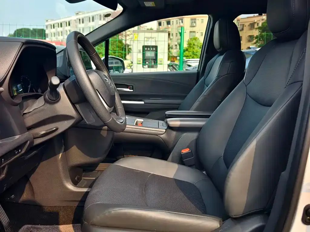 Toyota Sienna — фото 10
