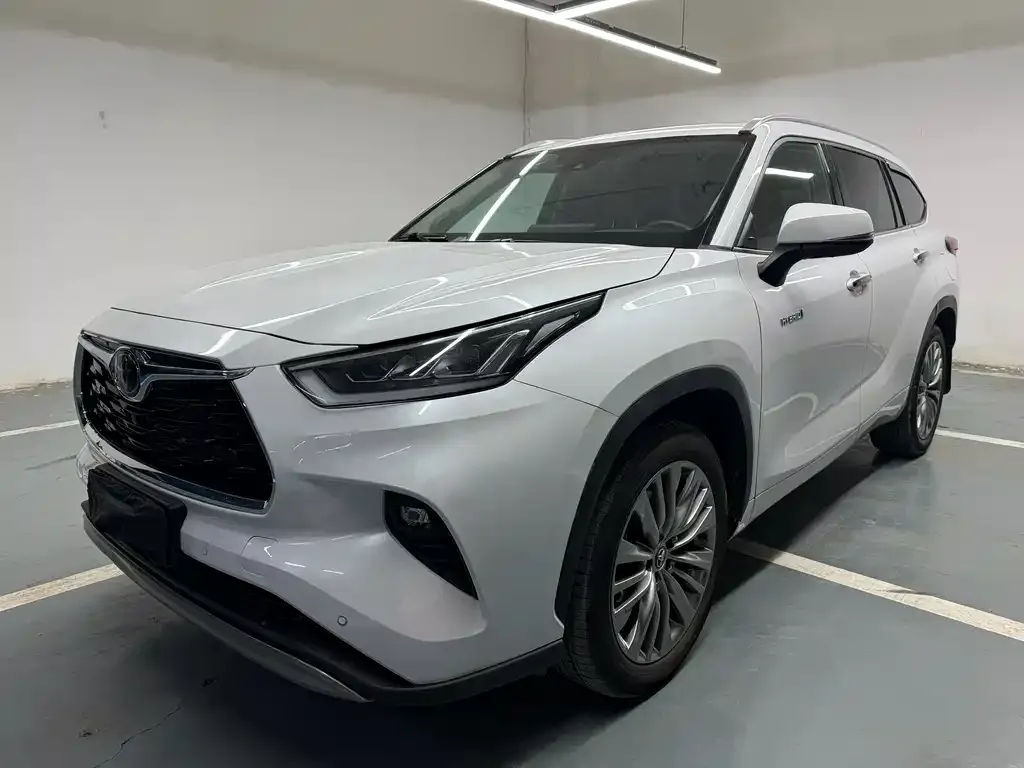 Toyota Highlander — фото 1