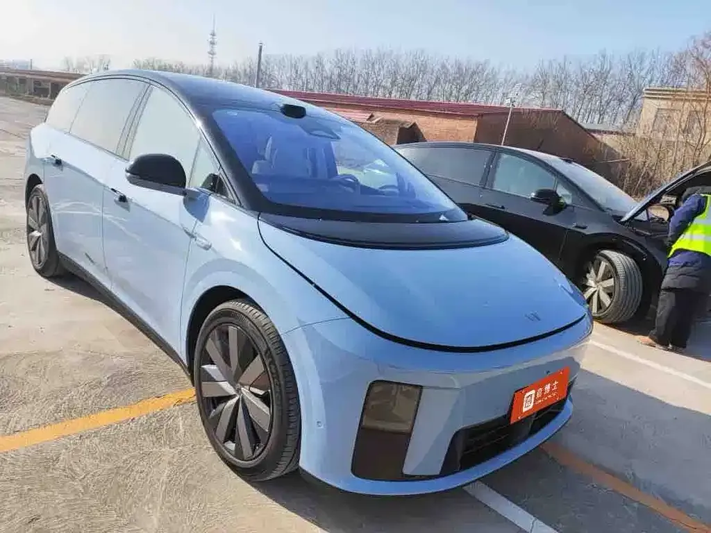 Li Auto i8 — фото 10