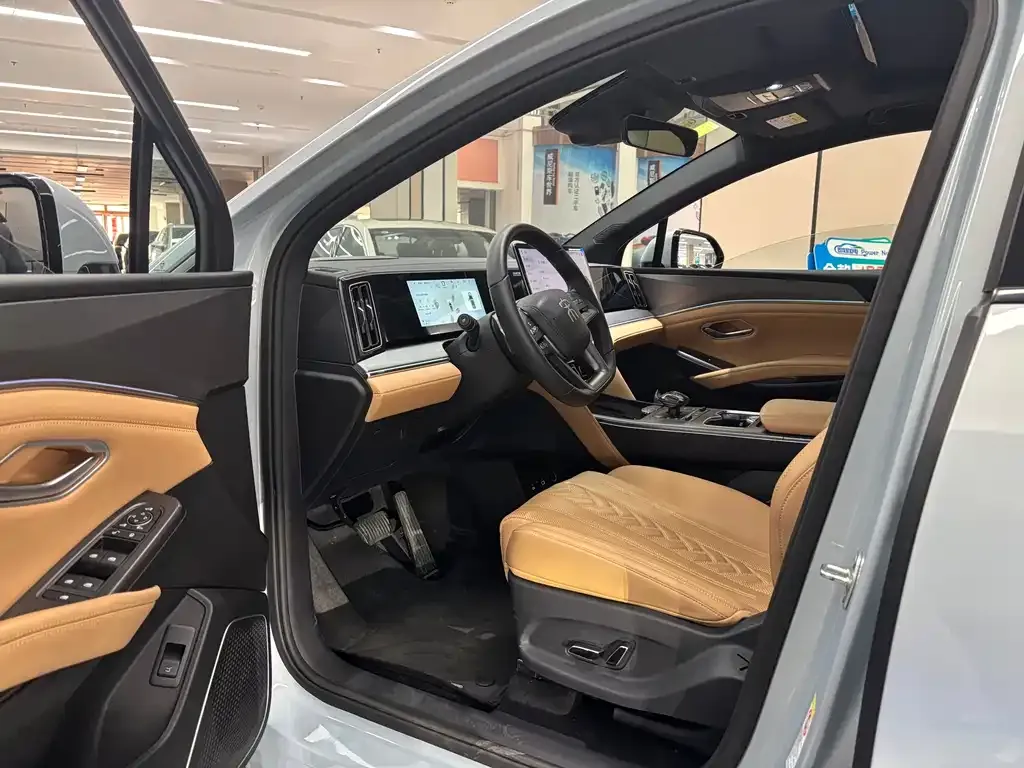 BYD L DM-i — фото 10