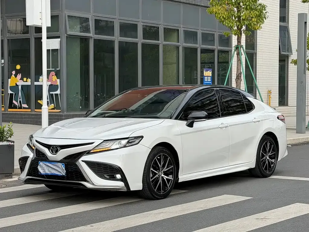 Toyota Camry — фото 1