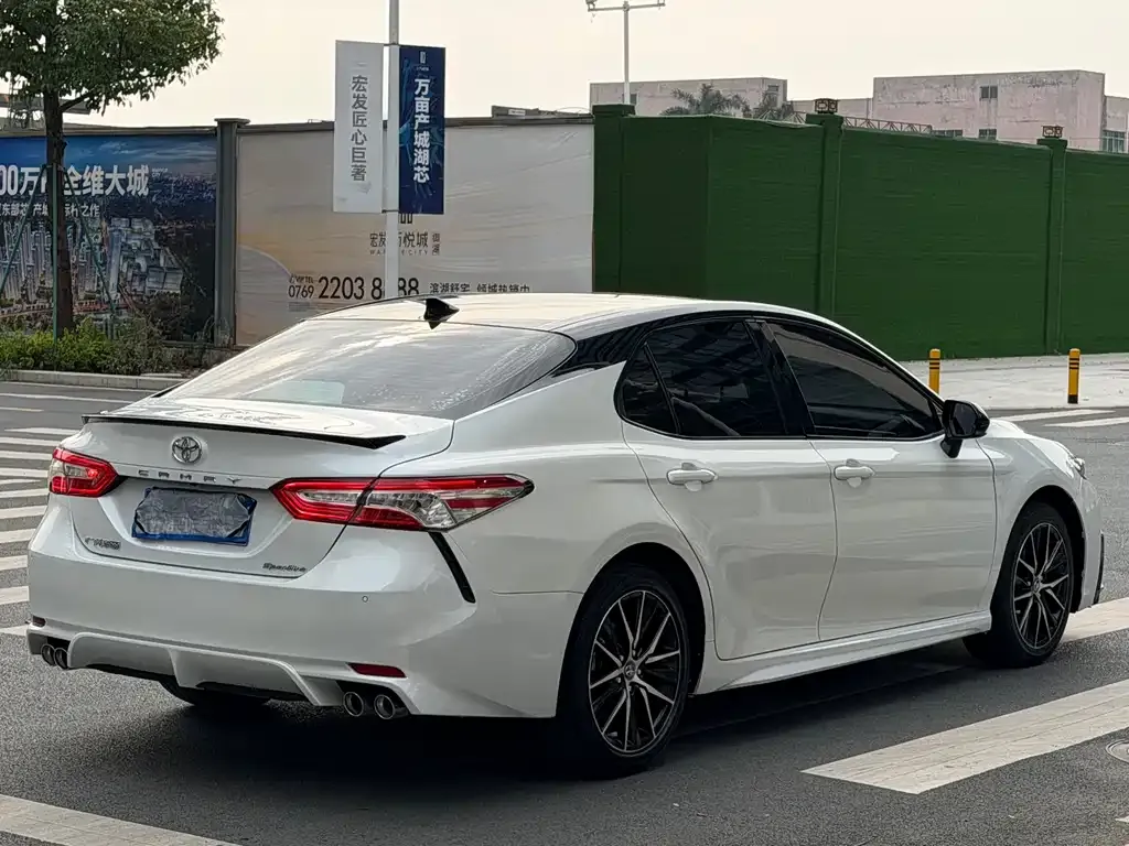 Toyota Camry — фото 3