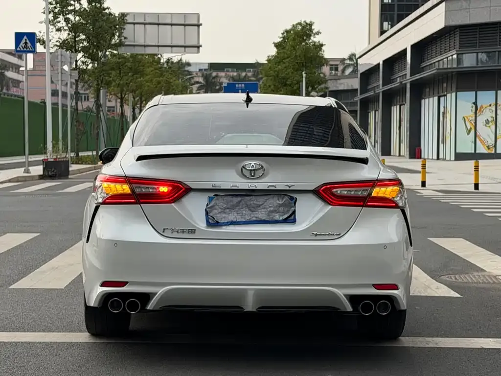 Toyota Camry — фото 2