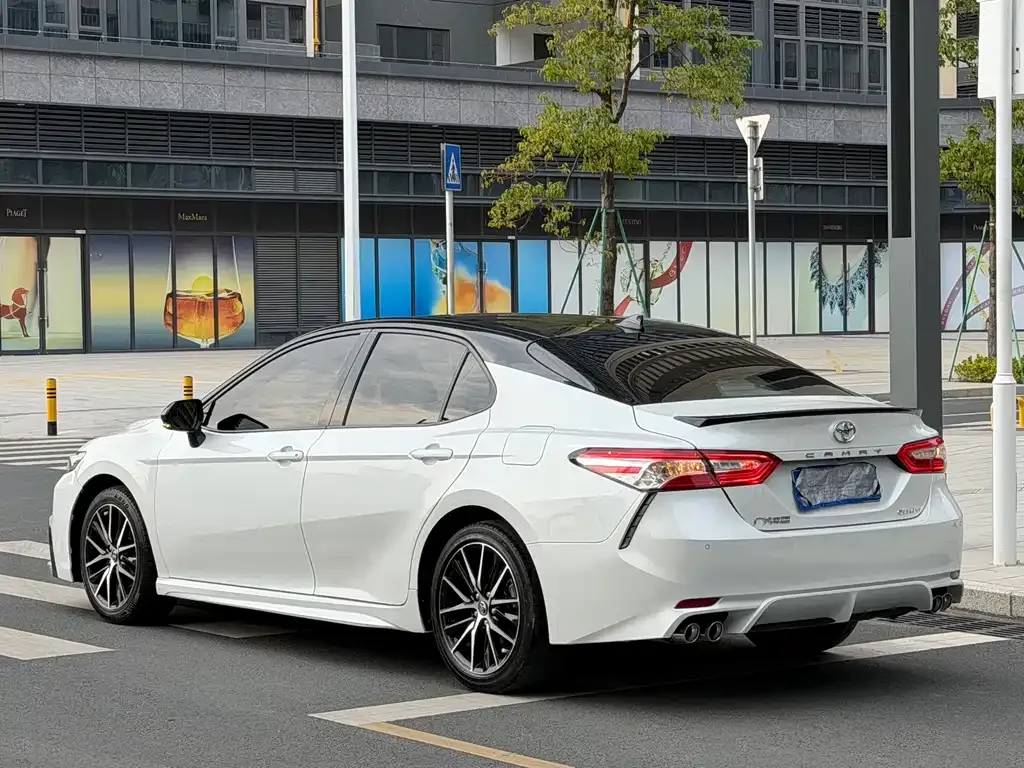 Toyota Camry — фото 7