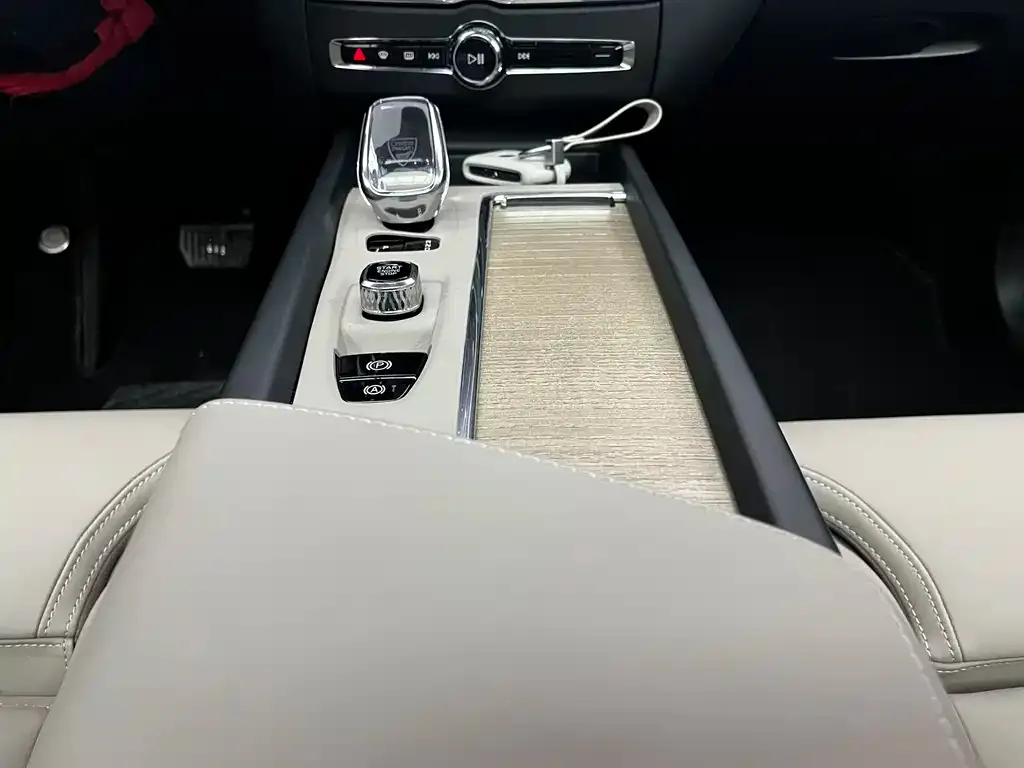 Volvo XC60 2025 из CN, фото 2