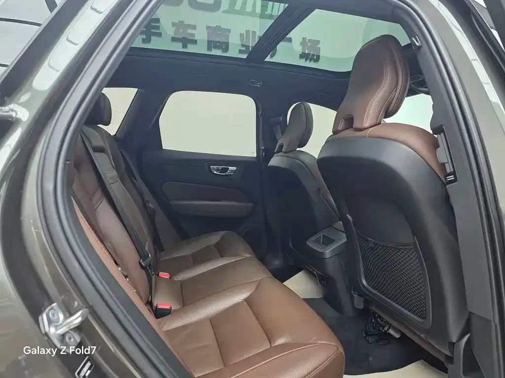 Volvo XC60 — фото 10
