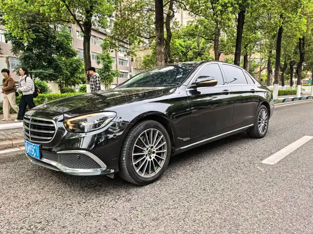 Mercedes-Benz E-Class — фото 1
