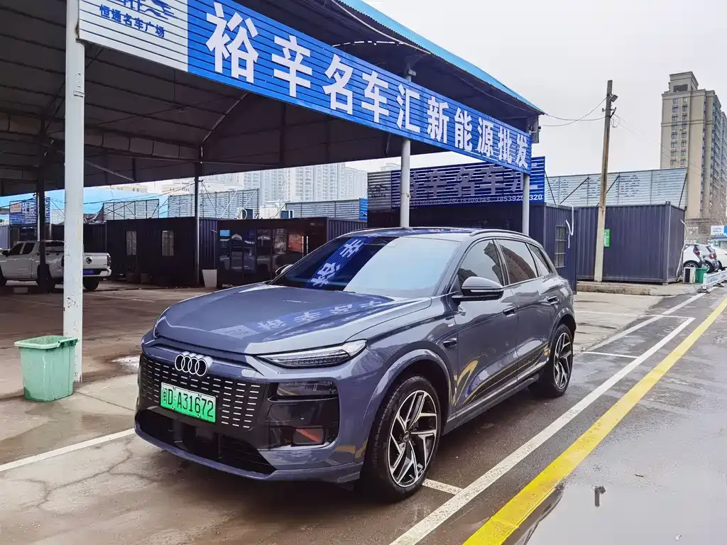 Audi Q6L e-tron — фото 1