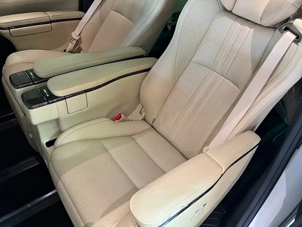 Toyota Alphard — фото 5