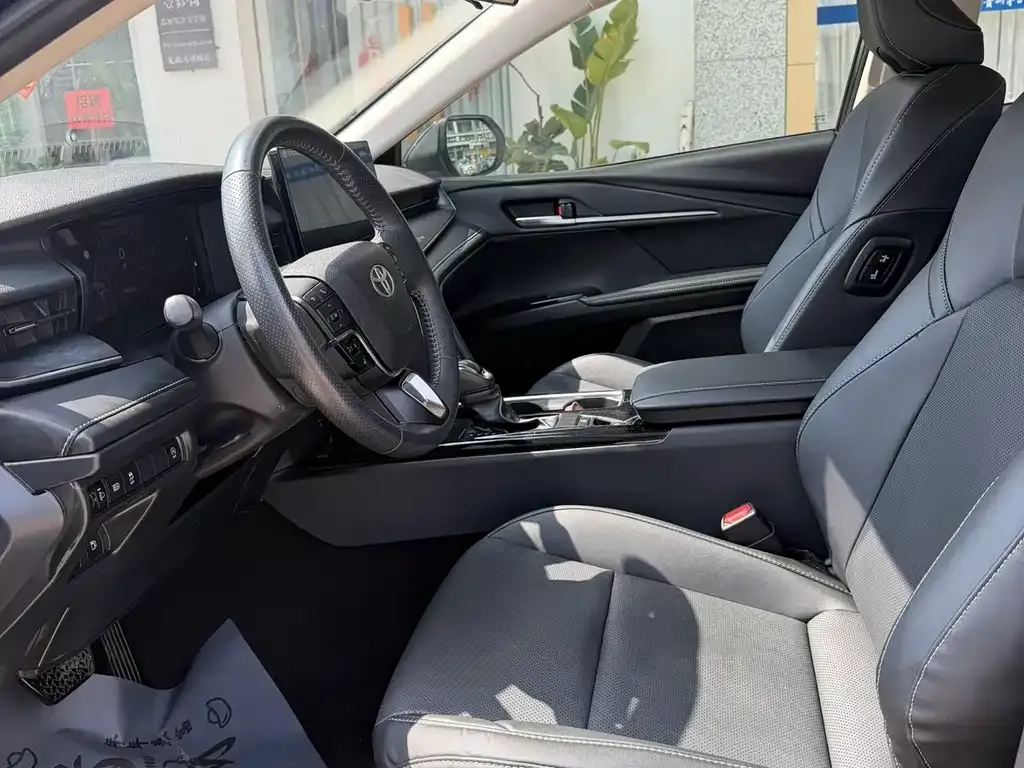 Toyota Camry 2024 из CN, фото 2