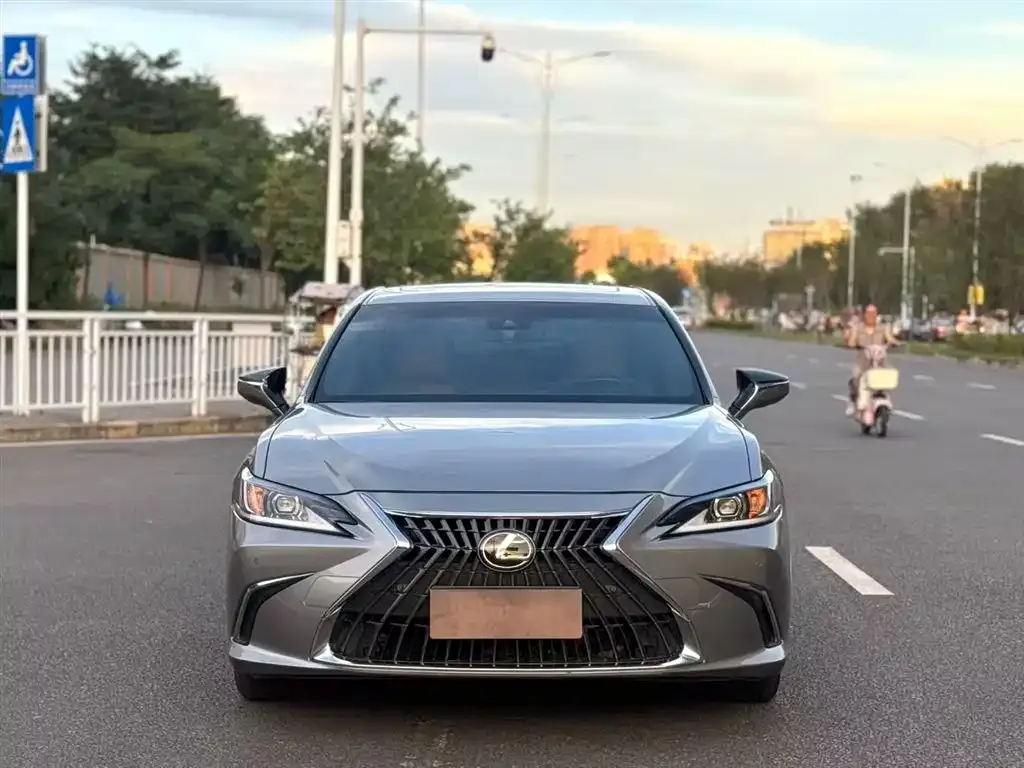 Lexus ES — фото 1