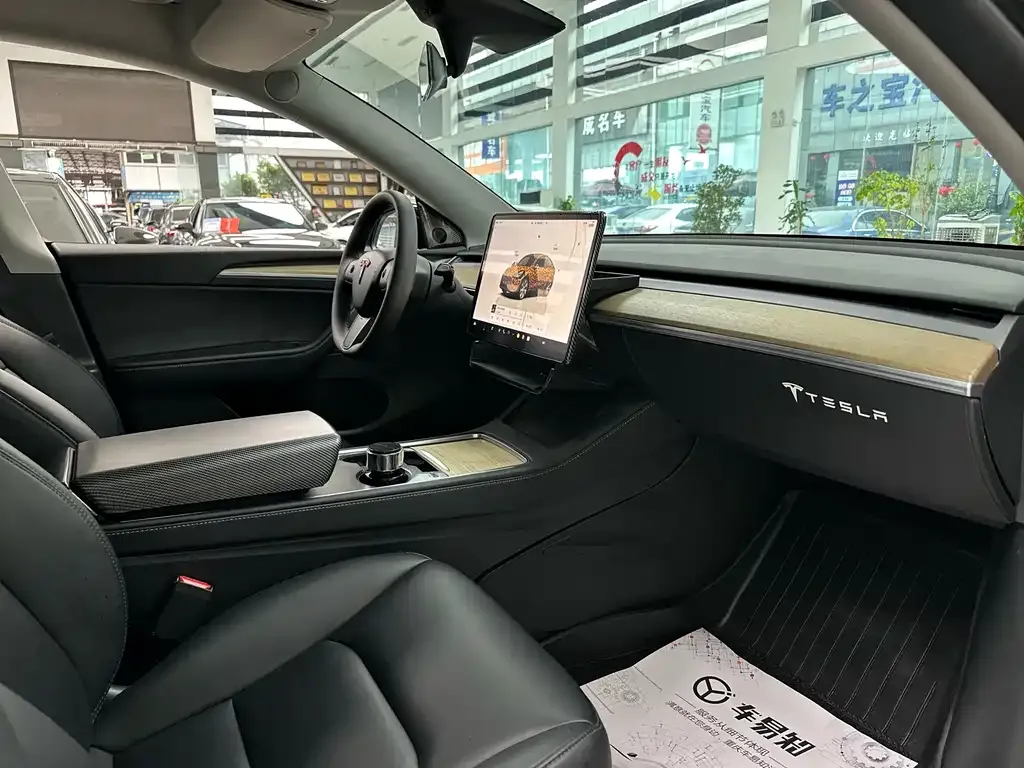 Tesla Model Y — фото 8
