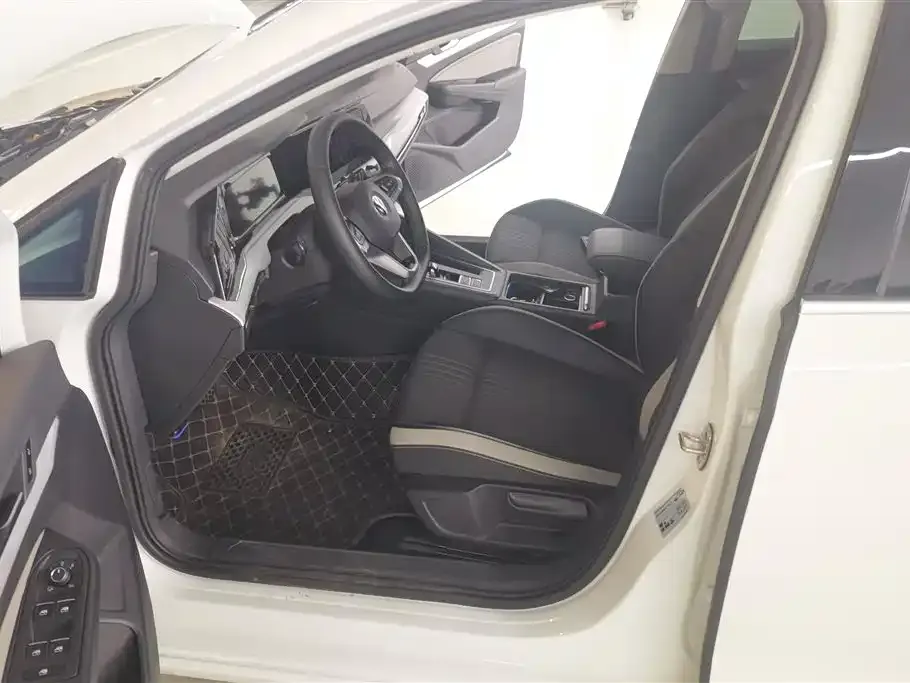 Volkswagen Golf 2023 из CN, фото 4