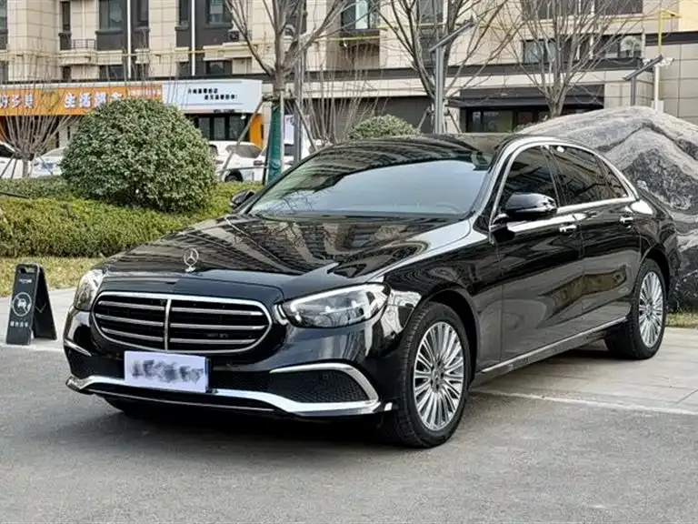 Mercedes-Benz E-Class — фото 1