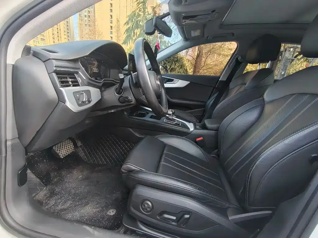 Audi A4L 2021 из CN, фото 2
