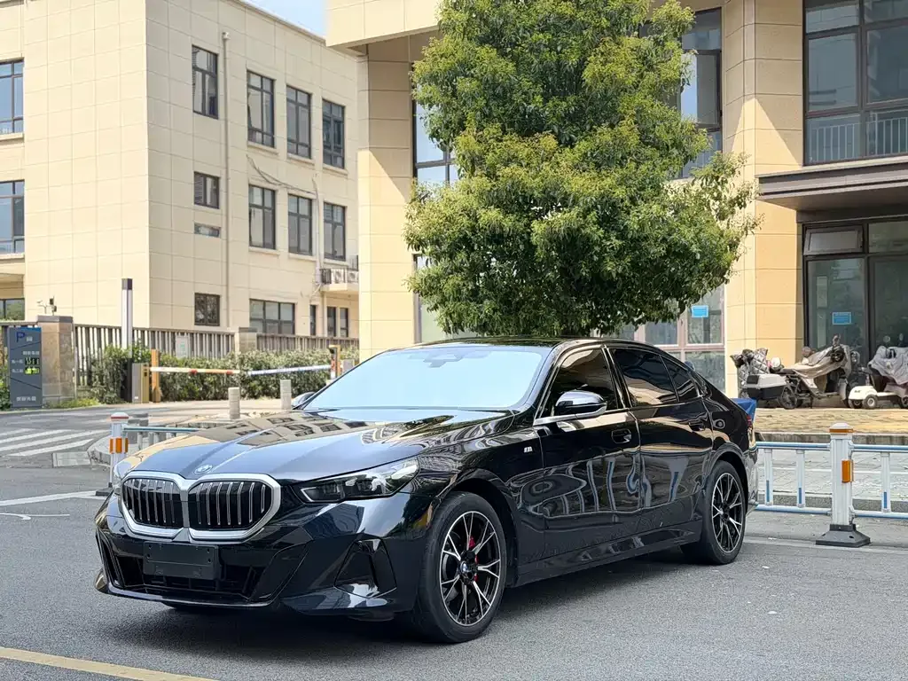 BMW 5 Series — фото 1