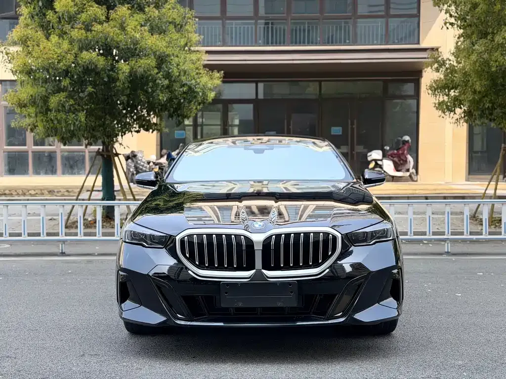 BMW 5 Series — фото 4