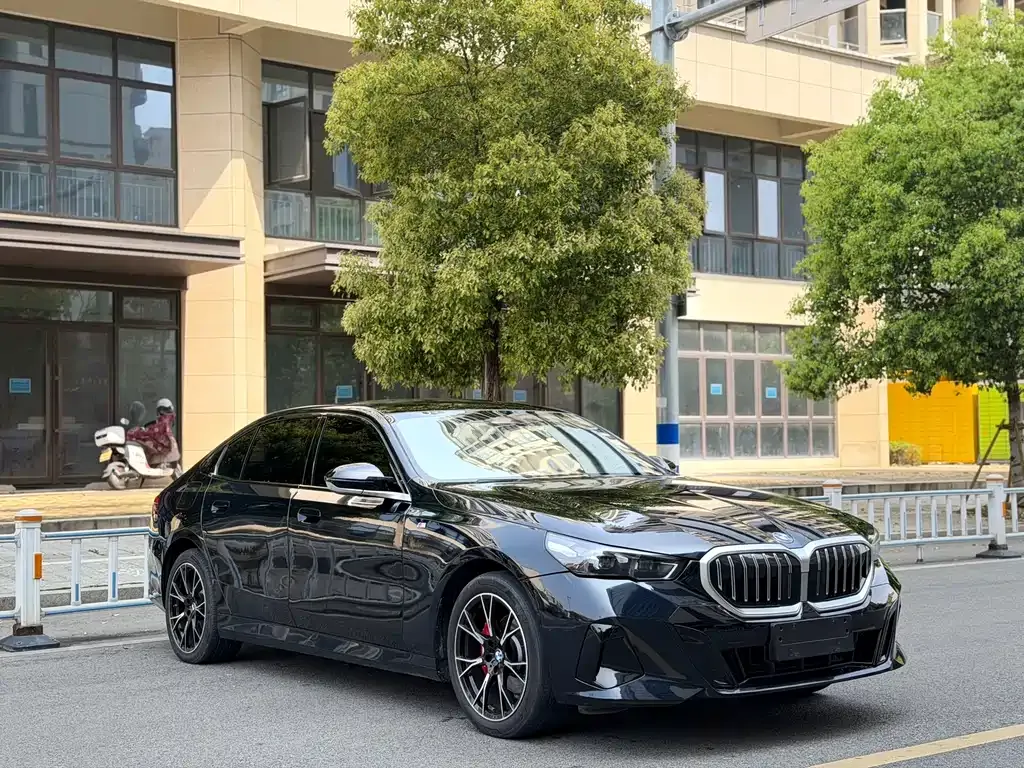 BMW 5 Series — фото 9