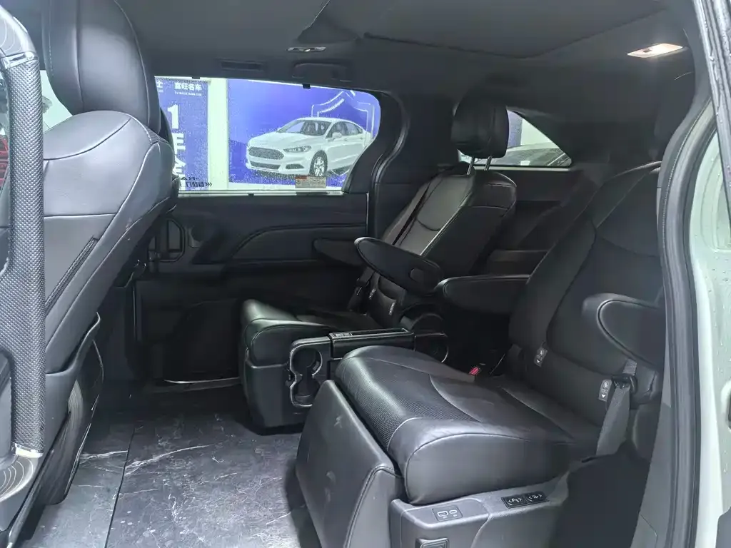 Toyota Granvia 2024 из CN, фото 2
