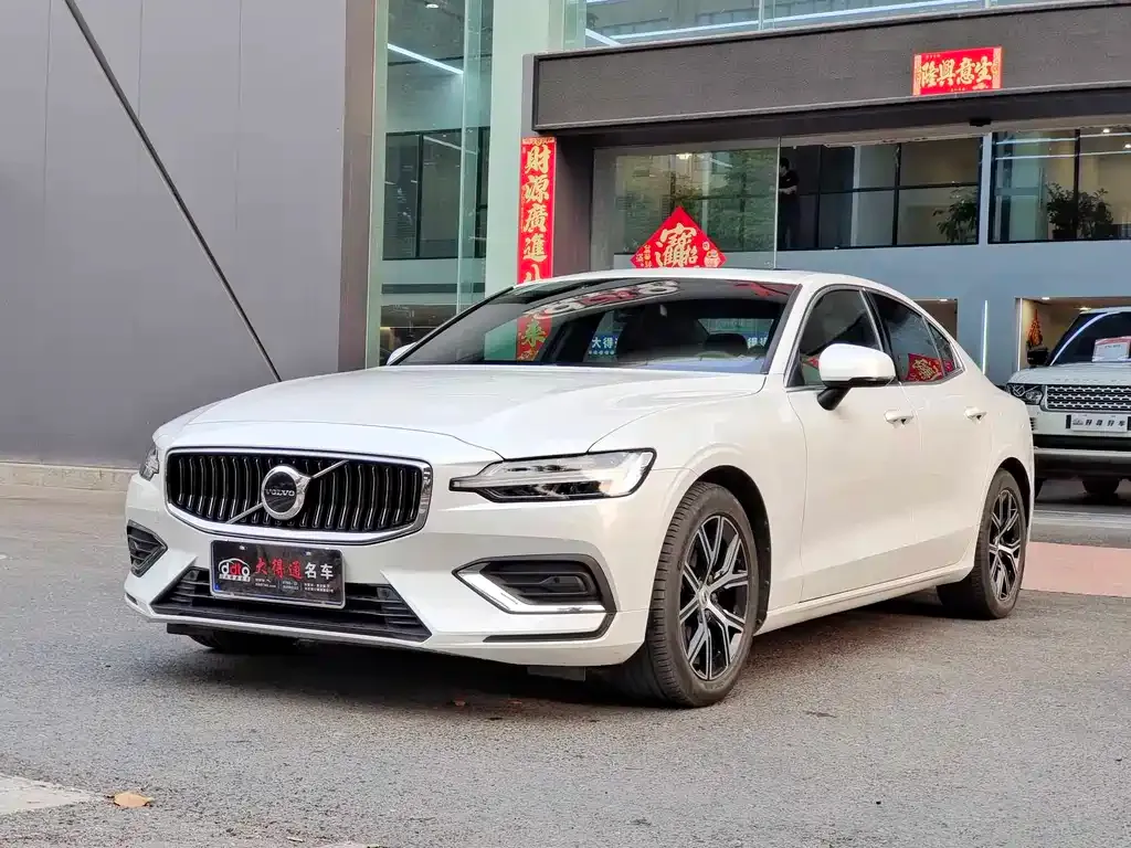 Volvo S60 — фото 1