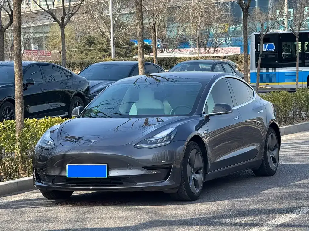 Tesla Model 3 — фото 1