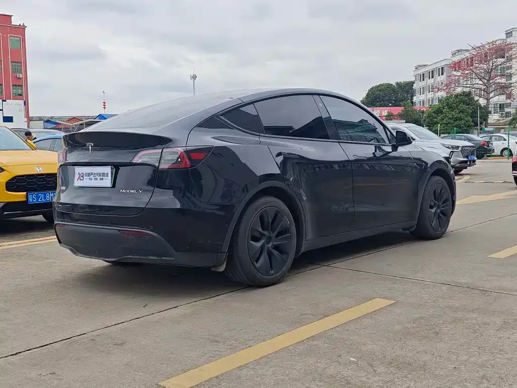 Tesla Model Y — фото 8