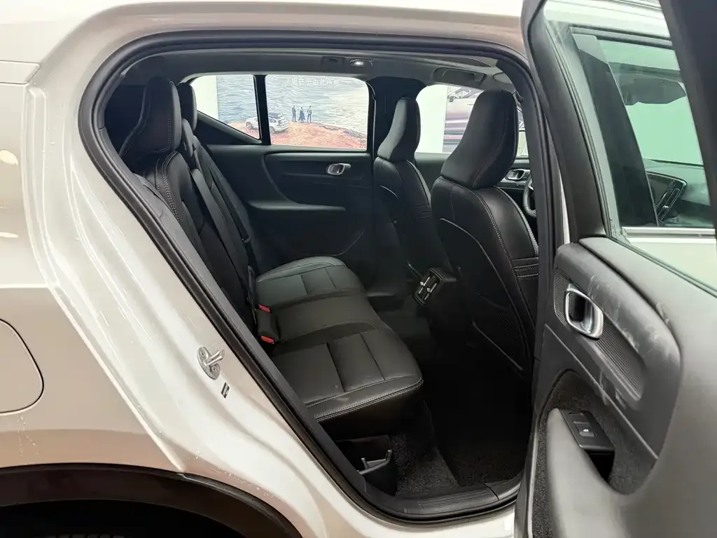 Volvo XC40 — фото 10