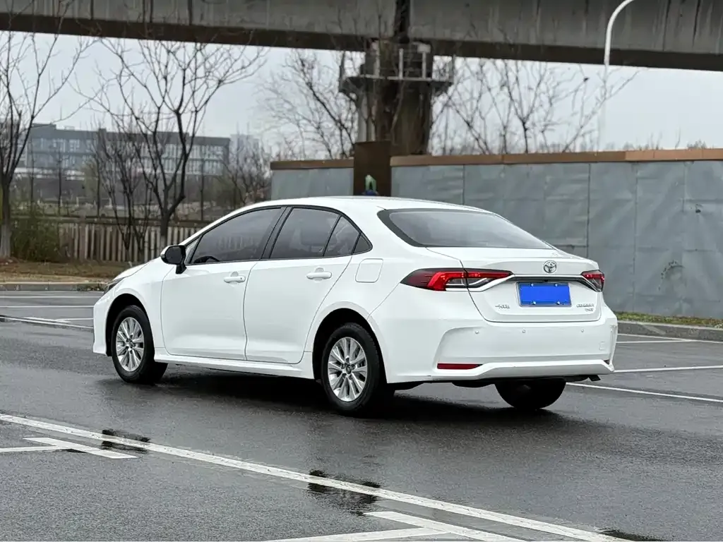 Toyota Corolla — фото 4