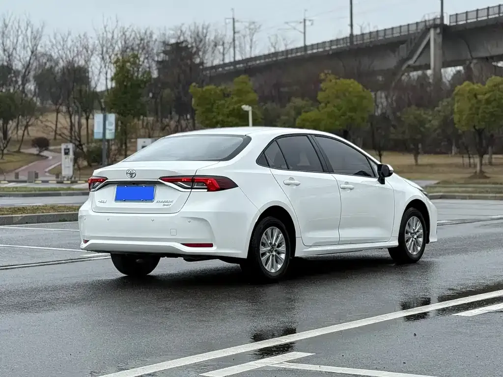 Toyota Corolla — фото 5