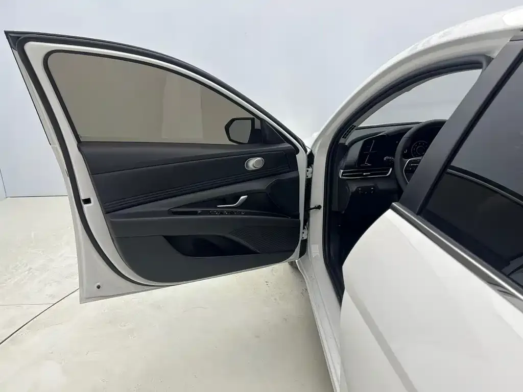 Hyundai Elantra 2023 из CN, фото 3