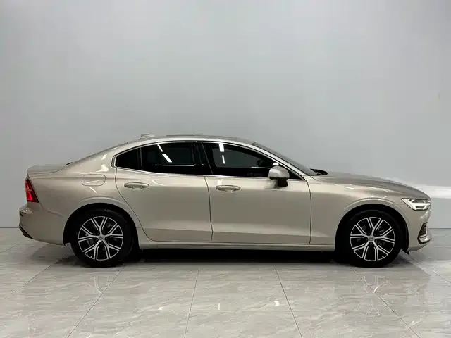 Volvo S60 2024 из CN, фото 2