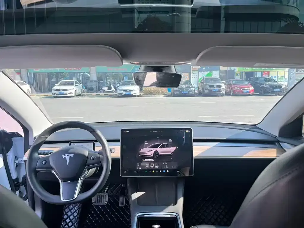 Tesla Model 3 — фото 7