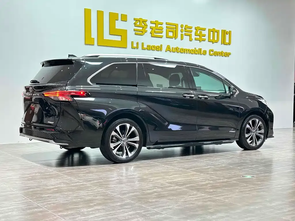 Toyota Granvia 2023 из CN, фото 4