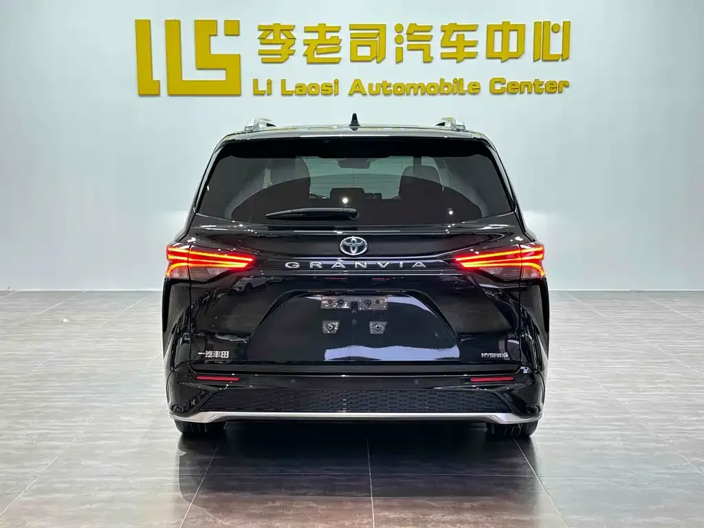 Toyota Granvia 2023 из CN, фото 9